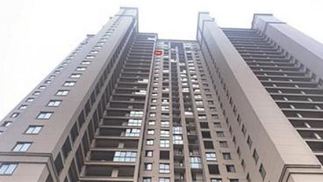 کودک ۴ ساله‌ای در چین که از طبقه ۲۹ یک برج به پایین سقوط کرده بود بطور معجزه آسایی زنده ماند.