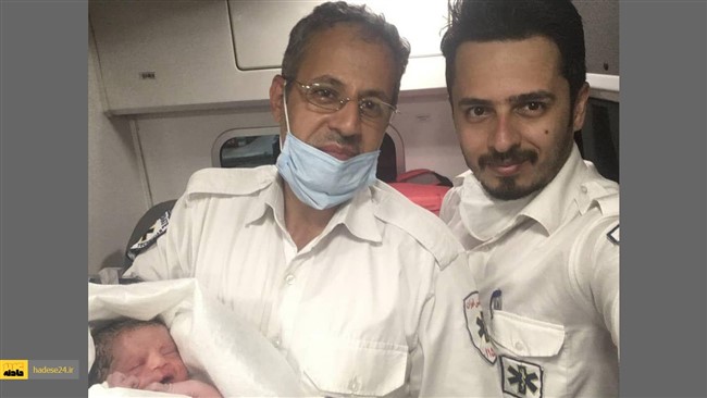 بامداد امروز، یک نوزاد با کمک تکنسین‌های اورژانس تهران در داخل تاکسی زرد رنگ در خاورشهر به دنیا آمد.