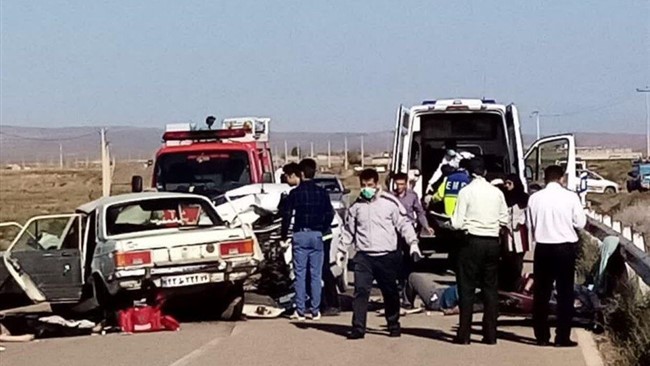 فرمانده انتظامی استان یزد از ۳ کشته و ۸ مجروح در حادثه برخورد خودروی حامل اتباع بیگانه غیر مجاز به گاردریل جاده و آتش گرفتن آن خبر داد.