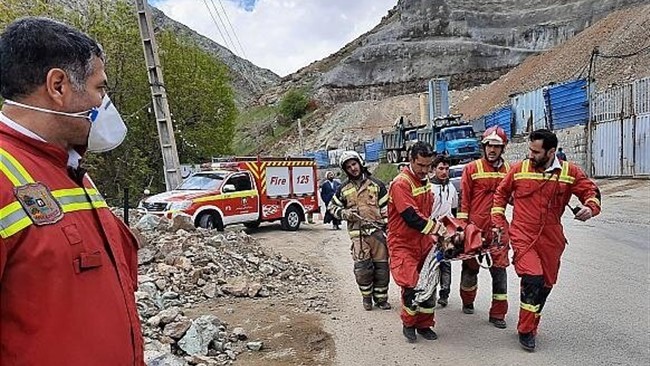 فرمانده انتظامی شهرستان شازند گفت: یک کارگر۳۲ ساله معدن در این شهرستان بر اثر سقوط نوار نقاله دستگاه سنگ‌شکن در هنگام کار جان خود را از دست داد.