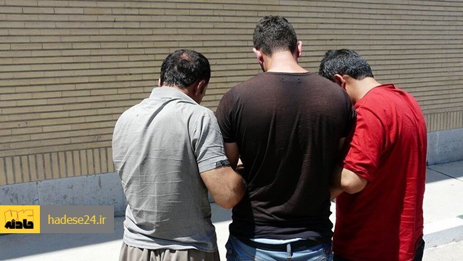 ماموران پلیس امنیت عمومی تهران بزرگ سه نفری که اقدام به تخریب خودروی شهروندان در خیابان سبلان کرده بودند، را دستگیر کردند.