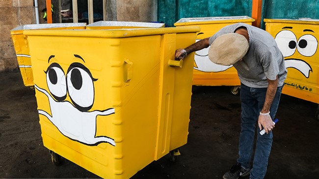 شهرداری منطقه ۹ با طرحی ابتکاری بر روی مخازن زباله ماسک زدن را به شهروندان یادآوری کرده است.