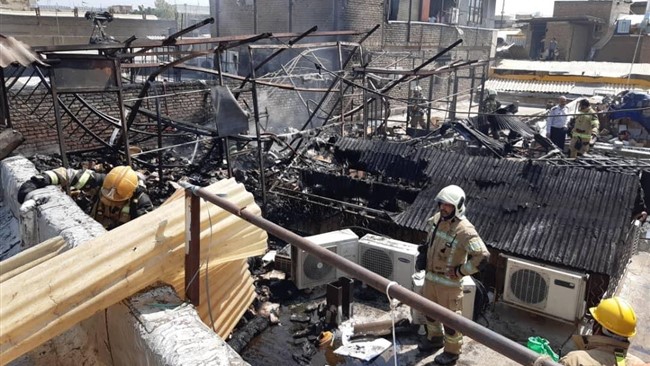 سخنگوی سازمان آتش نشانی و خدمات ایمنی شهرداری تهران از وقوع حریق در یک مجتمع تجاری در بازار کفاشان تهران خبر داد.
