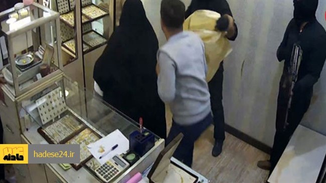 فرمانده انتظامی استان از دستگیری سارقان مسلحی که اقدام به سرقت ۱۰۰ میلیارد ریال طلا در بخش بیرم شهرستان لارستان کرده بودند، خبر داد.