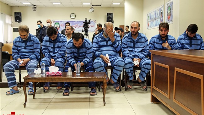 ۶ مرد که برای پس گرفتن طلب میلیاردی خود از ۲ برادر فراری، آنها را ربوده و کتک زده بودند، در دادگاه کیفری استان تهران پای میز محاکمه رفتند.