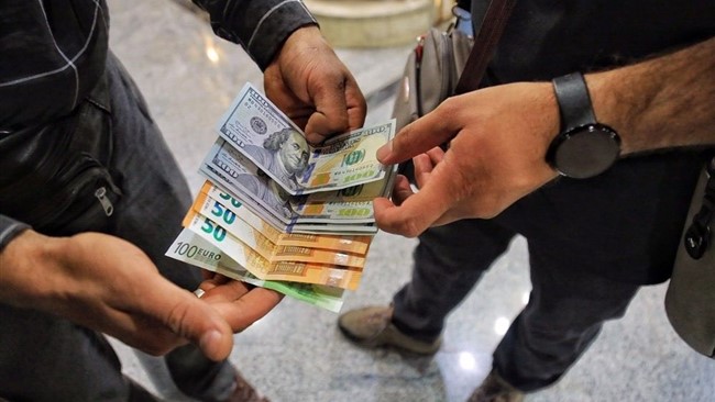 رئیس پلیس تهران بزرگ جزئیات بازداشت یکی از بزرگترین دلالان ارزی را تشریح کرد و گفت: این شخص با شبکه‌ای که ایجاد کرده بود به شدت روی نوسان قیمت ارز تأثیرگذار بود.