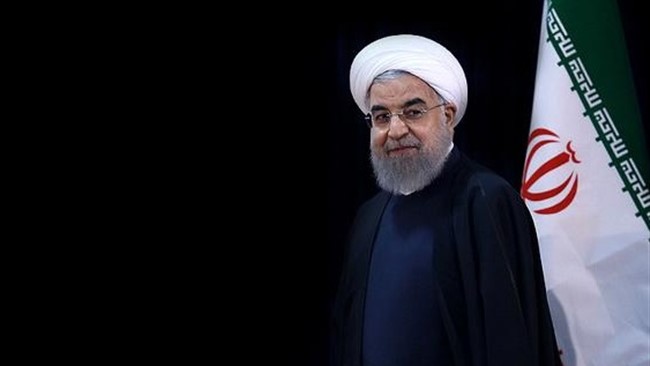همزمان با تاکید رئیس‌جمهور مبنی بر الزام استفاده از ماسک توسط شهروندان، تصاویری از جلسه امروز ستاد ملی مبارزه با کرونا منتشر شده که نشان می‌دهد روحانی هم از ماسک استفاده کرده است.