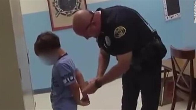 شبکه خبری سی ان ان تصاویری ویدئویی از بازداشت کودکی هشت ساله در سال ۲۰۱۸ میلادی منتشر کرد که پلیس آمریکا به جرم اهانت به معلم او را دستگیر کرده بود.
