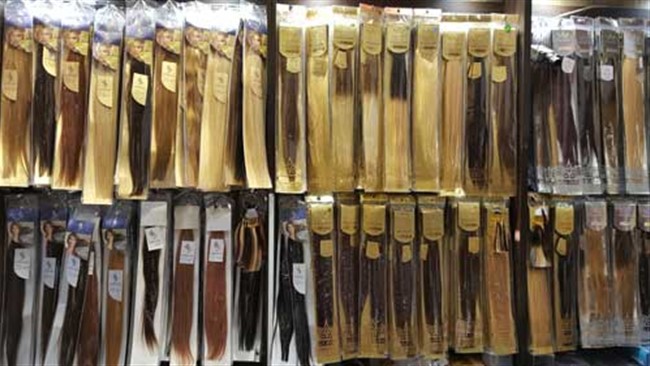 با وجود شرایط قرمز و هشدار کرونایی در کشوز برخی افراد بدون ترس از کرونا اقدام به خرید و فروش موی طبیعی می‌کنند.