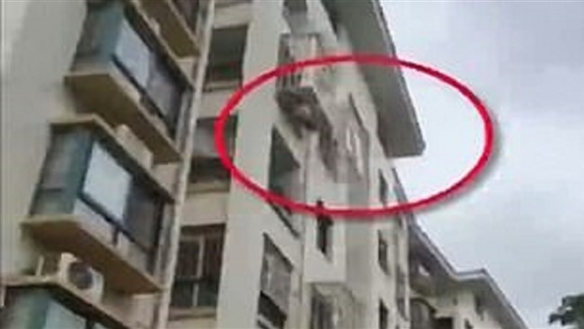 کودک ۲ ساله با بالارفتن از پنجره طبقه نهم ساختمان به پایین پرید.