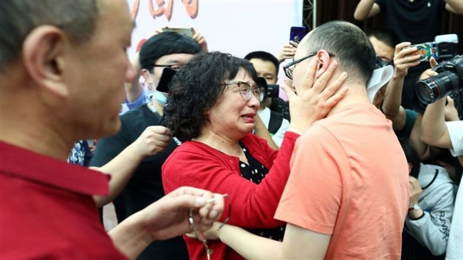 جینگژی و پسرش بعد از سی و دو سال برای اولین بار همدیگر را در آغوش می‌گیرند.
