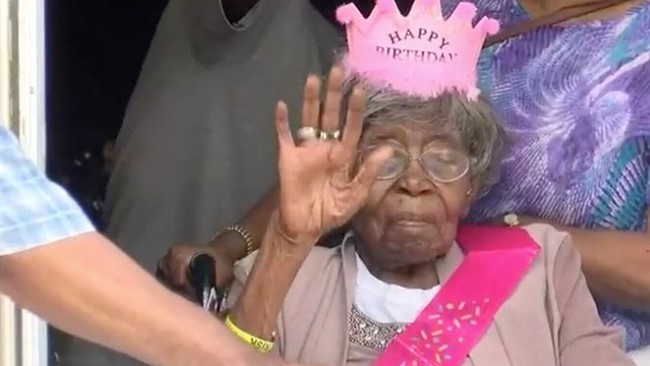 زن ۱۱۶ ساله آمریکایی در کنار ۲۰۰ نتیجه اش جشن تولدی رویایی بر پا کرد.