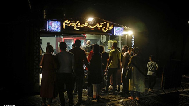 حضور مردم بدون رعایت کامل موارد بهداشتی و فاصله گذاری اجتماعی در اماکن عمومی به خصوص رستوران‌ها و فست‌فود‌ها موجب تشدید نگرانی در مورد افزایش آمار مبتلایان به کرونا در تهران شده است.