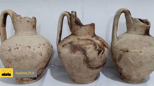 هشت قطعه شی عتیقه با قدمت سه هزار ساله در اصفهان کشف و یک قاچاقچی دستگیر شد.