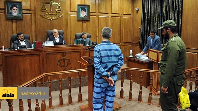 مرد جوان که به اتهام قتل برادرش از دو سال قبل در زندان است در حالی در شعبه دوم دادگاه کیفری استان تهران محاکمه شد که پدر و مادرش نیز به اتهام مشارکت در نزاع و اخفای ادله جرم از خود دفاع کردند.