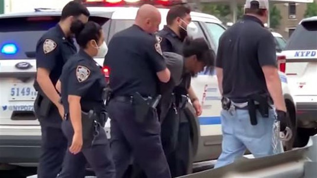 پلیس نیویورک سیتی زندان فراری را که موفق شده بود خود را با استفاده از یک مقوای بزرگ پشت دستگاه بافندگی پنهان کند دستگیر کرد.