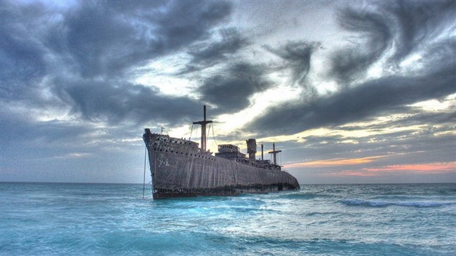 کشتی عظیم‌الجثه یونانی پس از ۵۲ سال ایستادگی در آب‌های نیلگون خلیج فارس، اینک با فروریختن بخش بزرگی از بدنه آن، در آستانه فروپاشی است.