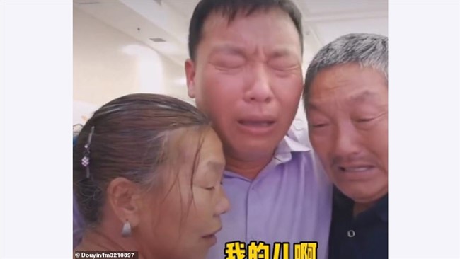 پدر و مادر چینی موفق شدند پس از ۴۰ سال فرزند گم شده خود را پیدا کرده و در آغوش بگیرند.