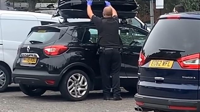 پلیس کنت انگلیس مهاجر غیرقانونی را که تلاش می کرد از طریق باربند خودرو وارد بریتانیا شود پیدا کرد.