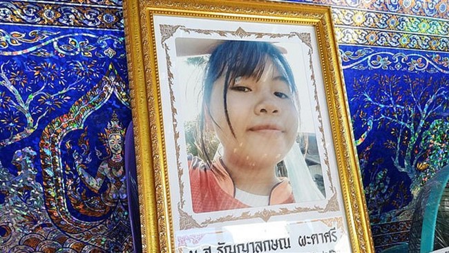 دختر نوجوان تایلندی که همزمان با شارژ گوشی خود سرگرم گوش دادن موزیک با هندزفری بود دچار برق گرفتگی شد و جان باخت.