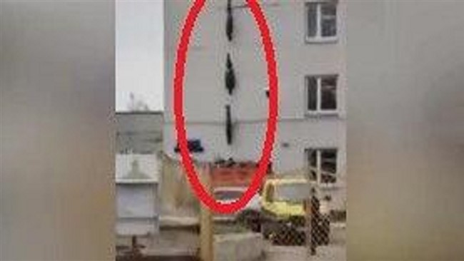 به تازگی رسانه‌های روسیه واقعیت یک فیلم منتشر شده در فضای مجازی که در آن اجسادی از ساختمان یک بیمارستان آویزان هستند را فاش کردند.