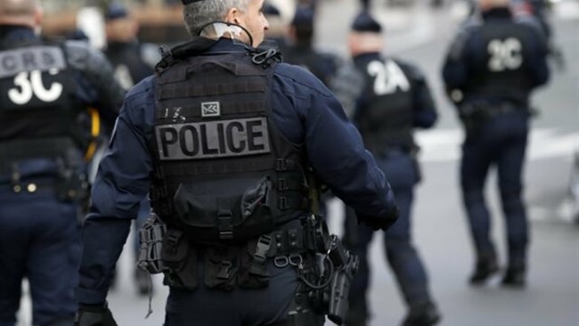 پلیس شهر پاریس امروز جمعه اعلام کرد، در حمله ای با چاقو در نزدیکی محل دفاتر سابق نشریه شارلی ابدو چهار نفر زخمی شدند و دو عامل این حمله بازداشت شدند.