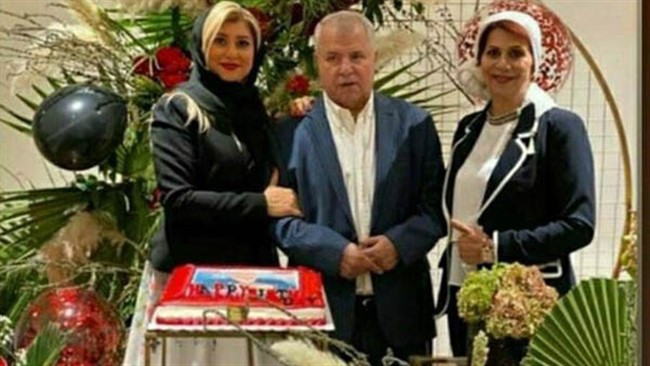 دو پیشکسوت پرسپولیس محمود خوردبین و علی پروین در مهرماه متولد شده اند و به همین خاطر در جشن تولد ۴۷ سالگی سلطان هر دو کیک تولد وی را برش زدند.