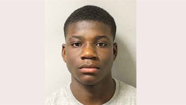 روز گذشته دادگاهی در انگلیس پسر ۱۶ ساله قاتل را به جرم کشتن هم کلاسی ۱۵ ساله اش در اتوبوس مدرسه با ضربات چاقو به حبس ابد محکوم کرد.