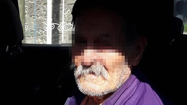 پلیس مکزیک دختر ۵۴ ساله ای را که پدر ۸۷ ساله اش را با زنجیر به تختی در خانه اش زندانی کرده بود بازداشت کرد.
