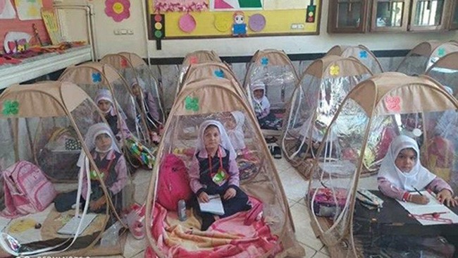 تصویری از یک کلاس درس که در دوران کرونا پروتکل‌های بهداشتی را رعایت می‌کنند را میبینید این کلاس درس در یکی از مدارس ایران می‌باشد.