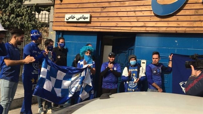 تعدادی از هواداران تیم فوتبال استقلال مقابل درب ساختمان این باشگاه حاضر شدند و به تشویق تیم خود پرداختند.