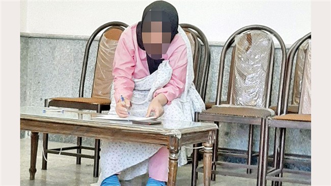 زن افغانستانی نیمه شب با چاقو به دو دخترش در خواب حمله کرد و در این اقدام هولناک دختر 11 ساله‌اش به قتل رسید.