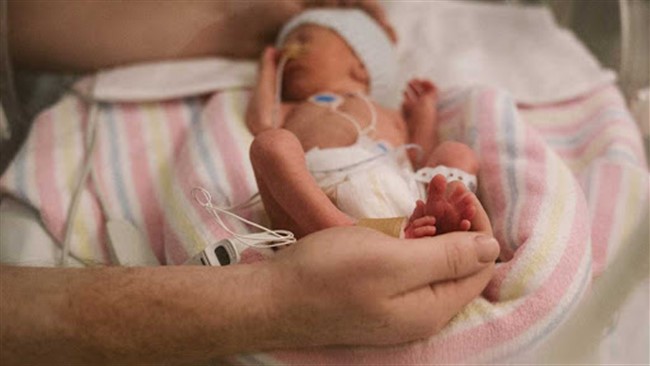 یک نوزاد ۲۶ هفته‌ای ۶۰۰ گرمی، پس از ۱۱۰ روز مراقبت با وزن ۱۶۰۰ گرم و وضعیت عمومی خوب از بیمارستانی در استان قم ترخیص شد.