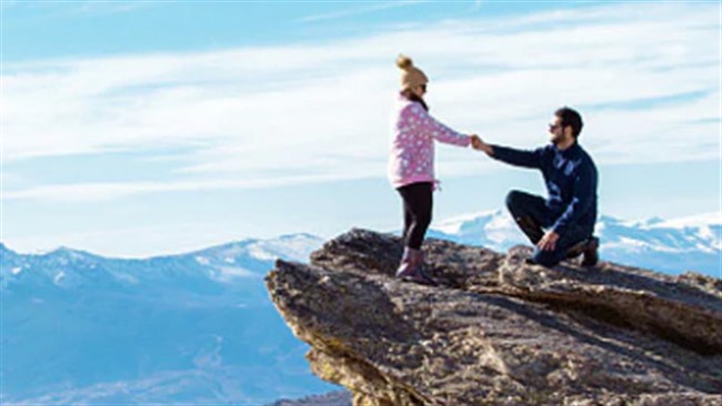 زن جوانی که به پیشنهاد ازدواج مرد مورد علاقه اش روی صخره ای بلند جواب مثبت داده بود از صخره ۲۰۰ متری سقوط کرد.