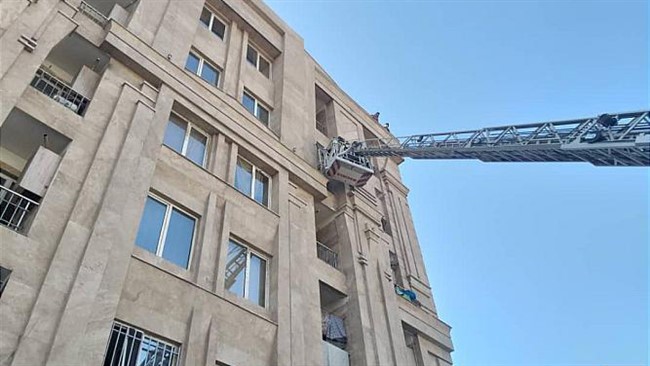 آتش نشانان 25 نفر از ساکنان یک مجتمع 5 طبقه مسکونی ازجمله سه کودک را از میان دود و حرارت به سلامت نجات دادند.