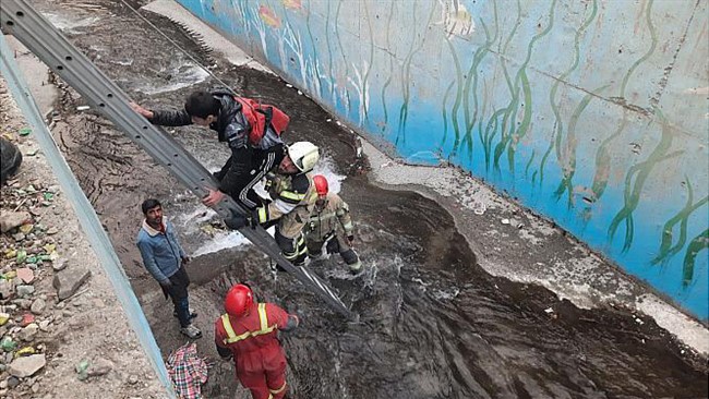 پسر 20 ساله ای که به داخل یک کانال آب در منطقه پونک تهران سقوط کرده بود، با تلاش آتش نشانان نجات یافت.