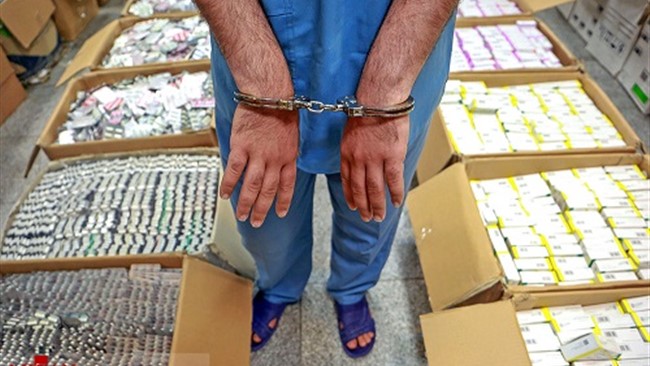 رئیس پلیس امنیت اقتصادی تهران بزرگ از دستگیری فروشنده داروهای غیر مجاز در تهران خبر داد و گفت: در این رابطه مقادیری داروهای غیر مجاز کشف شد.