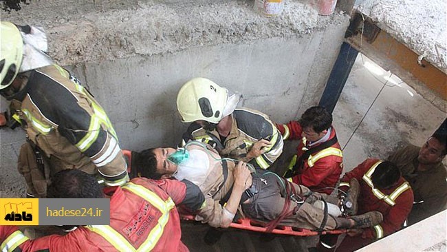 امدادگران جان دو کارگری که بر اثر ریزش دیوار یک محل گودبرداری شده، زیر آوار گرفتار شده بودند را نجات دادند.