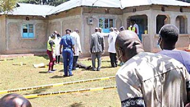 قاتل سریالی 13کودک در کنیا که توانسته بود از بازداشتگاه پلیس فرار کند، وقتی قصد مخفی‌شدن در خانه پدری‌اش را داشت، توسط همسایه‌ها شناسایی شد و آنقدر از سوی آنها کتک خورد که جانش را از دست داد.