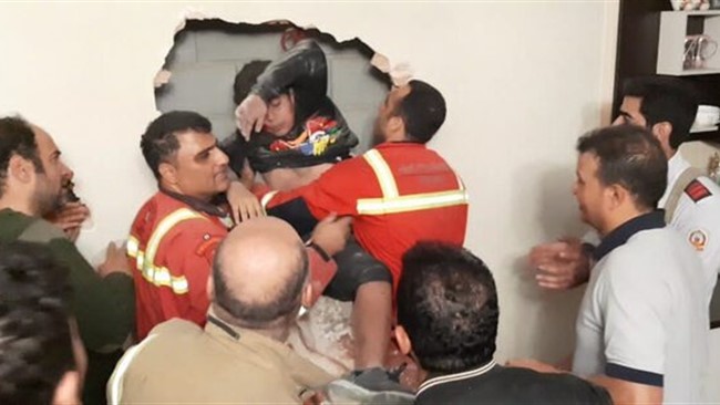سخنگوی سازمان آتش نشانی و خدمات ایمنی شهرداری تهران از نجات نوجوان ۱۲ ساله ای که شب گذشته به داخل شکاف بین دوساختمان سقوط کرده بود خبر داد.