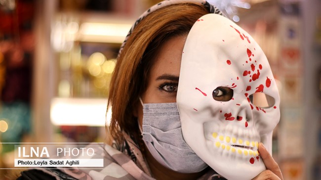 چند سالی می‌شود که جشن هالووین در ایران مورد توجه اقشار خاصی از مردم جامعه قرار گرفته است و در روزهای منتهی به ۹ آبان شاهد بازار خرید و فروش لوازم و تزیینات این جشن نامتناجس با فرهنگ ایرانی هستیم.