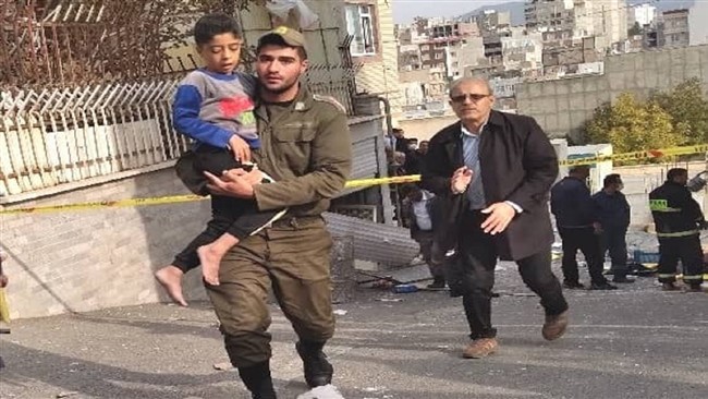 فرمانده انتظامی کردستان گفت: سرباز فداکار کلانتری شهرستان سقز کودک خردسال را که در انفجار منزل مسکونی گرفتار شده بود، نجات داد.