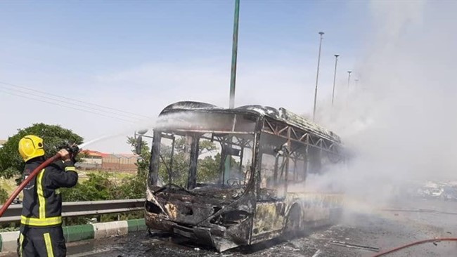 آتش سوزی اتوبوس در اتوبان کاشان- قم با تلاش آتش نشانان کاشانی مهار شد.