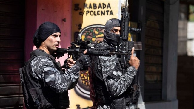 در درگیری پلیس برزیل با سارقان از بانک، ۲۵ تن کشته شدند.