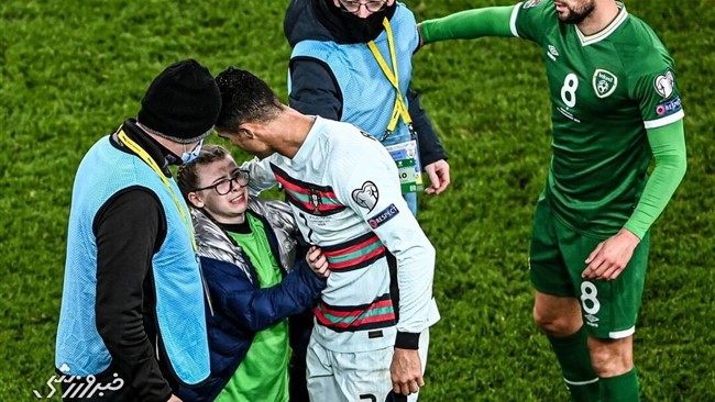 کریستیانو رونالدو کاپیتان تیم ملی پرتغال و برترین گلزن ملی جهان با اهدای پیراهنش به یک دختربچه، باعث شد این دختر از شدت خوشحالی اشک بریزد.