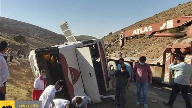 واژگونی یک دستگاه اتوبوس در محور شیراز- اصفهان ۳ کیلومتری امین آباد شهرضا بامداد یکشنبه موجب مصدوم شدن ۹ نفر از  سرنشینان آن شد.