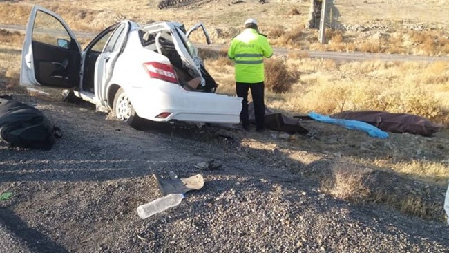 تصادف شدید سواری ساینا با کامیون ایسوزو در جاده خمین 4 کشته برجای گذاشت.