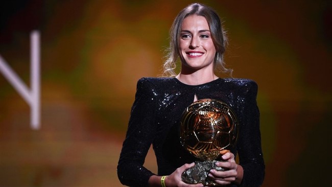الکسیا پوتیاس به عنوان بهترین بازیکن سال ۲۰۲۱ فوتبال زنان انتخاب شد و توپ طلا را کسب کرد.