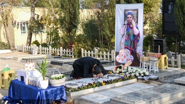 جشن تولد مرحومه آزاده نامداری در قطعه هنرمندان بهشت زهرا تهران بر سر مزار وی برگزار شد.