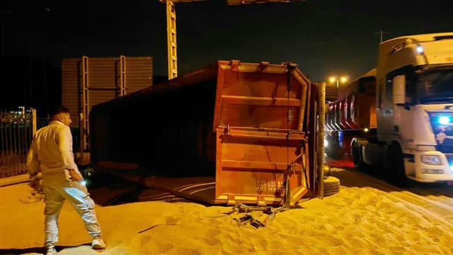 خودرو تریلی حامل غلات پس از انحراف از مسیر در گردنه باجگاه شیراز واژگون و سرنشین آن راهی بیمارستان شد.